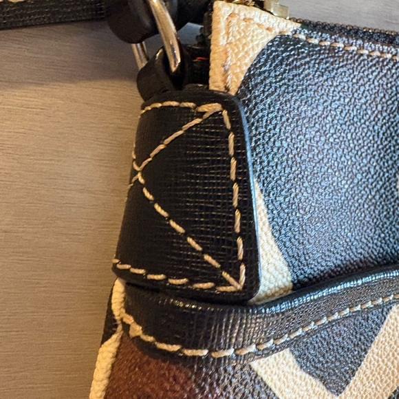 Dooney & Bourke Giraffe Print Crossbody Bag 9"x7" - Picture 6 of 9